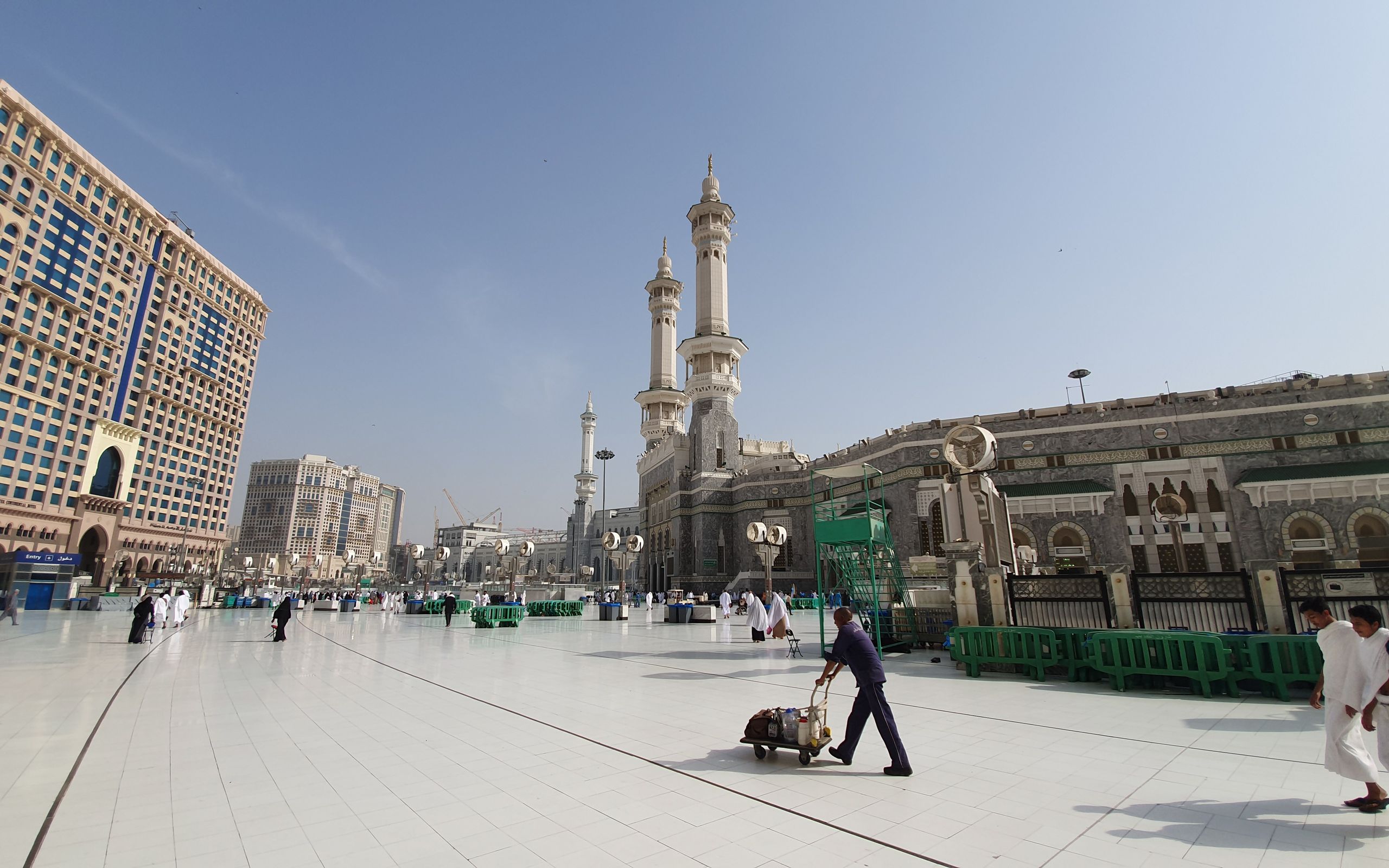 Halaman Masjidil Haram saat golden hour